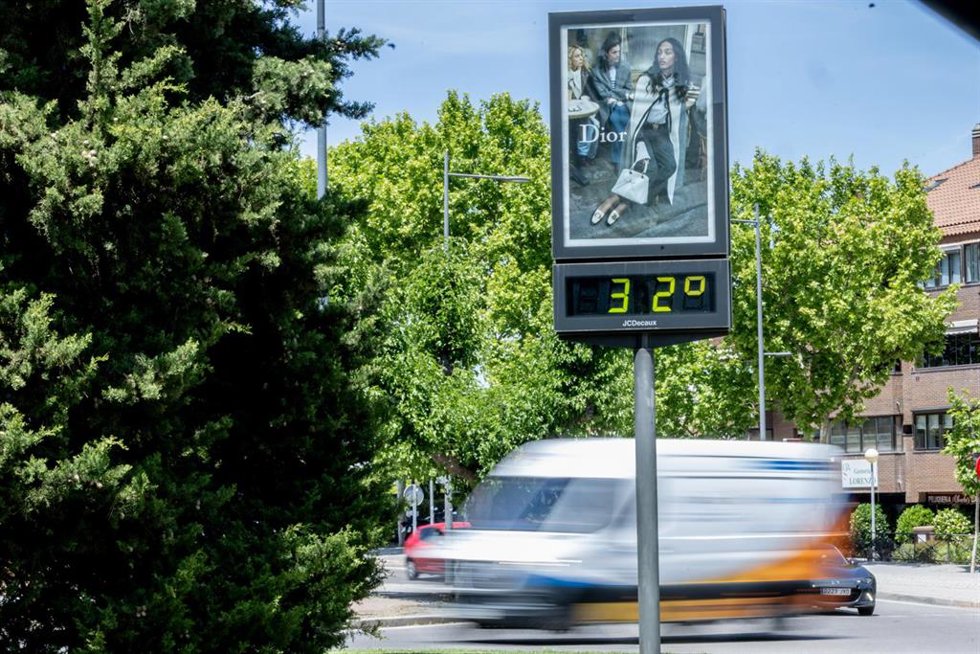 Un termómetro indica la temperatura, a 22 de mayo de 2026, en Madrid (España). 