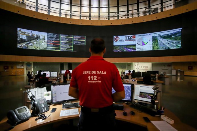 Archivo - Ayudado por varias pantallas de ordenador y paneles luminosos, un trabajador, jefe de sala del 112, vigila el estado de las carreteras de Madrid en el interior de la sede de la ASEM 112 Emergencias de la Comunidad de Madrid situada en el Paseo d