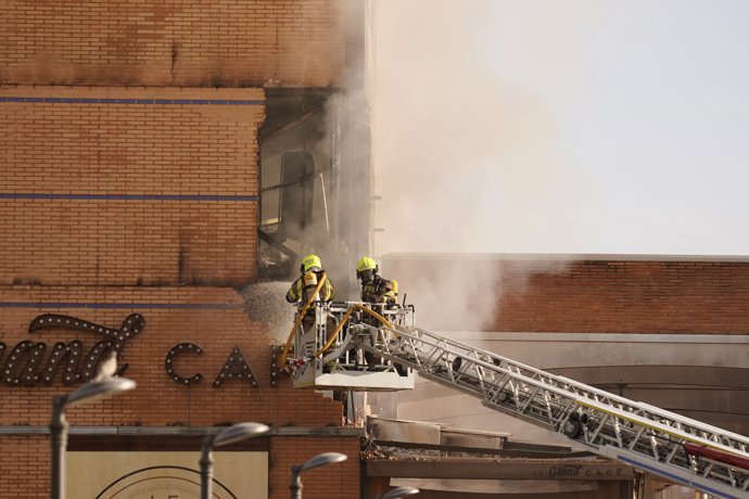 Efectivos de Bomberos de Málaga trabajan en la extinción de un incendio ocurrido en un hotel de la capital. A 25 de mayo de 2026 en Málaga (Andalucía, España).