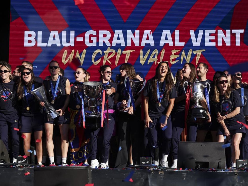 Las jugadoras del Barça femenino celebrando la Liga, la Champions, la Copa de la Reina y la Supercopa de España con su afición este domingo en Barcelona