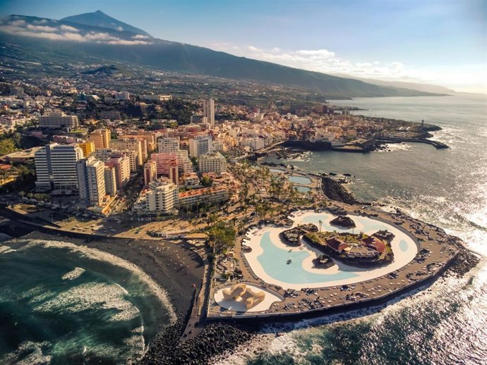 Archivo - Panorámica de parte de la zona turística de Puerto de la Cruz.