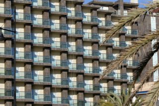 Archivo - Imagen de archivo de un hotel en Torremolinos.