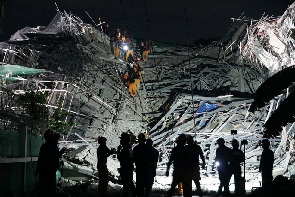 Labores de búsqueda y rescate tras el derrumbe de un edificio en la ciudad de Ángeles, en el norte de Filipinas