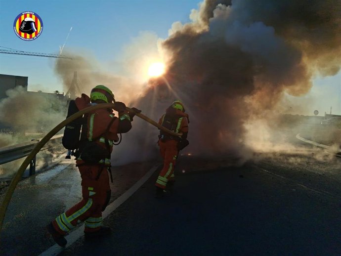 Bomberos sofocan el incendio de un camión