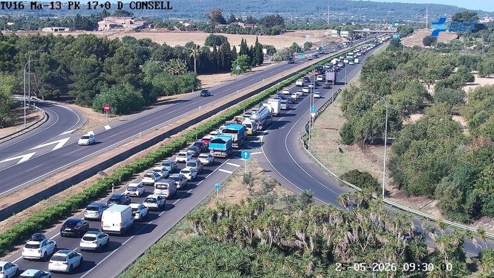 Atasco de varios kilómetros en la autopista de Inca en sentido Palma.
