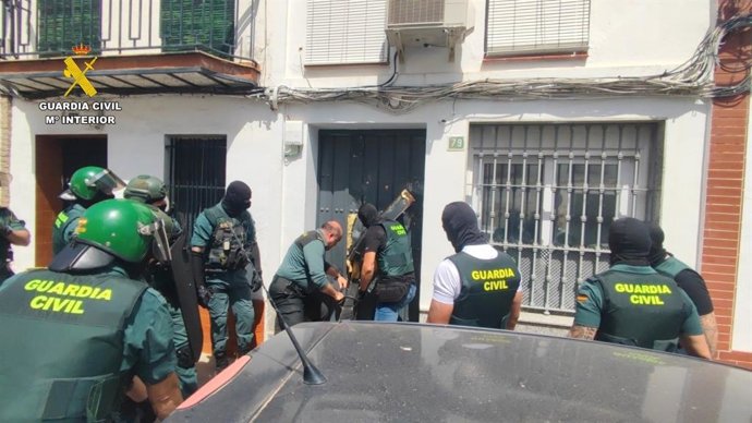 Los agentes proceden al registro domiciliario del investigado por menudeo de drogas en Pilas.
