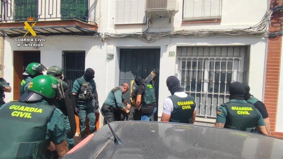 Los agentes proceden al registro domiciliario del investigado por menudeo de drogas en Pilas.
