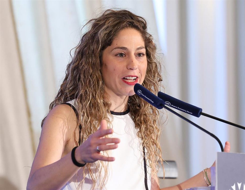 La coordinadora general de Movimiento Sumar, Lara Hernández, durante su intervención en un desayuno de Nueva Economía Fórum