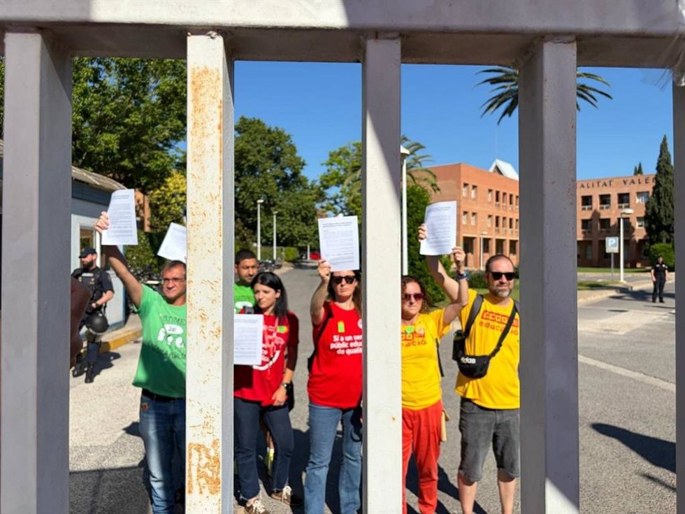 Representantes sindicales a las puertas de la Conselleria de Educación.