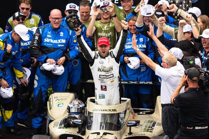 Felix Rosenqvist celebra su victoria en las 500 Millas de Indianápolis 2026