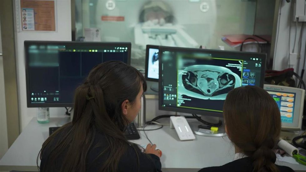 Un equipo médico multidisciplinar de oncólogos médicos, radioterápicos y cirujano general y digestivo del CCUN llevan a cabo el seguimiento de los pacientes del programa Watch and Wait.