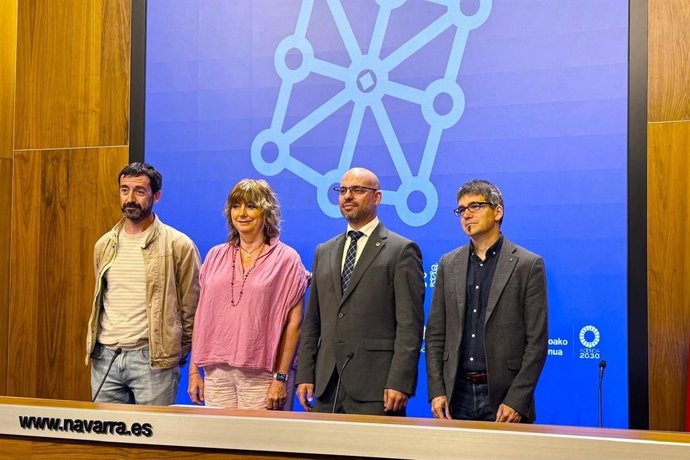 De izquierda a derecha: el director académico del título, Álvaro Baraibar; la vicepresidenta Ollo;  el vicerrector de Enseñanzas de la UPNA, Javier Goicoechea; y el director gerente de Euskarabidea, Javier Arakama.