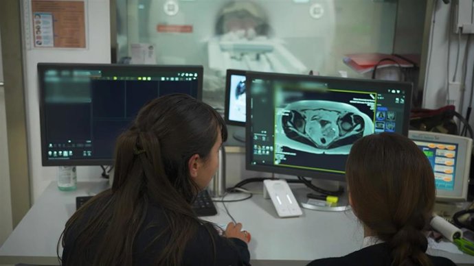 Un equipo médico multidisciplinar de oncólogos médicos, radioterápicos y cirujano general y digestivo del CCUN llevan a cabo el seguimiento de los pacientes del programa Watch and Wait.