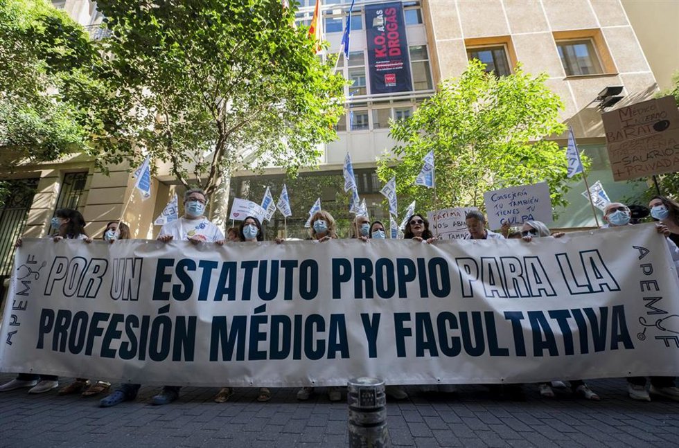 Archivo.- Médicos y facultativos durante una manifestación frente a la Consejería