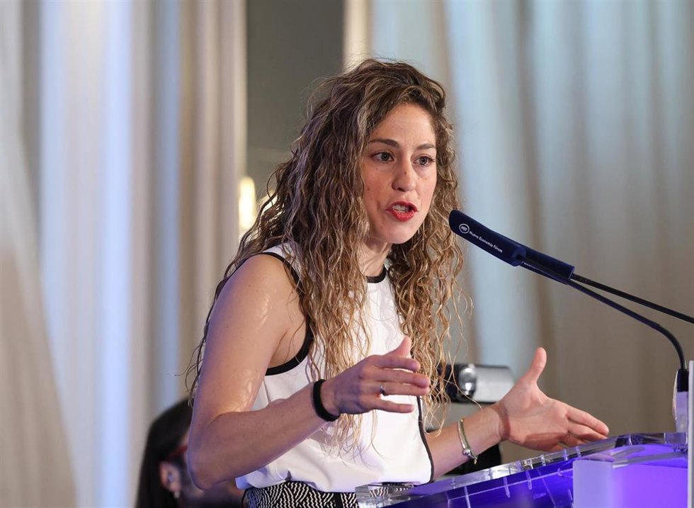 La coordinadora de Movimiento Sumar, Lara Hernández, durante un desayuno informativo de Fórum Europa organizado por Nueva Economía Fórum, en el Hotel Mandarin Oriental Ritz, a 25 de mayo de 2026, en Madrid (España).