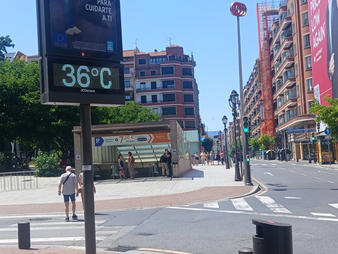 Un termómetro marca 36 grados en la zona de Indautxu en Bilbao.