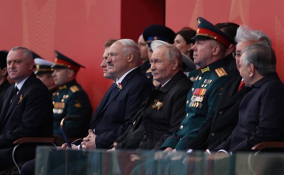 Alexander Lukashenko y Vladimir Putin, durante el desfile del 9 de mayo en Moscú.