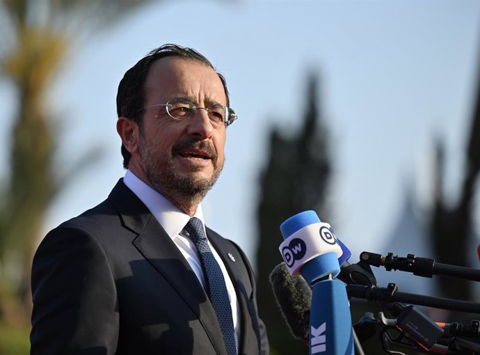 Archivo - BEIJING, April 24, 2026  -- Cypriot President Nikos Christodoulides gives an interview before an EU summit in Ayia Napa, Cyprus, April 23, 2026. European Union (EU) leaders gathering in Cyprus on Thursday and Friday will discuss the economic and