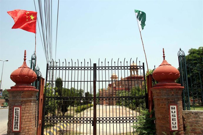 Archivo - Imagen de archivo de banderas de China y Pakistán en un museo.