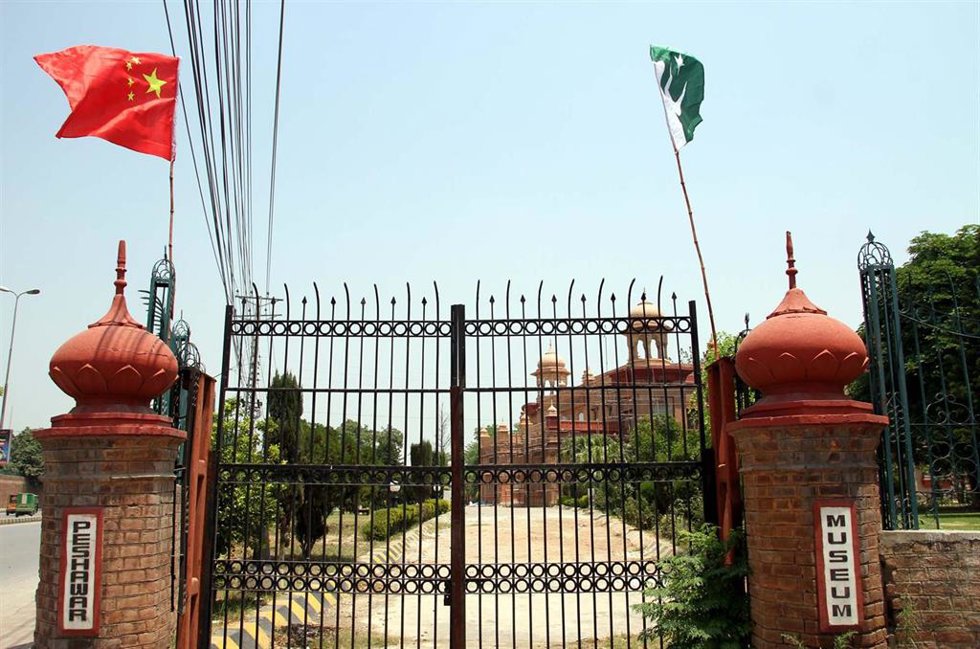 Archivo - Imagen de archivo de banderas de China y Pakistán en un museo.