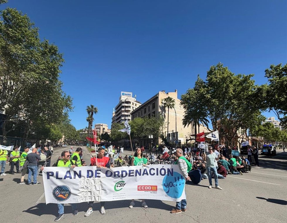 Archivo - Manifestación de la policía Local de Palma por el plan de ordenación.