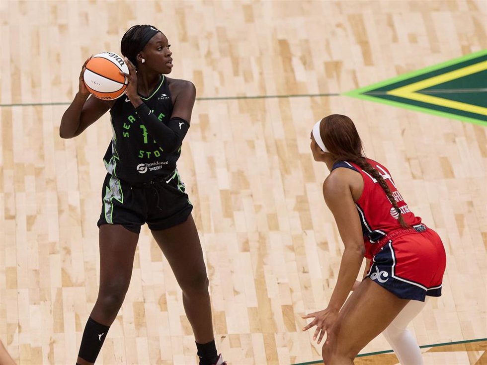 Awa Fam durante su debut en la WNBA con las Seattle Storm
