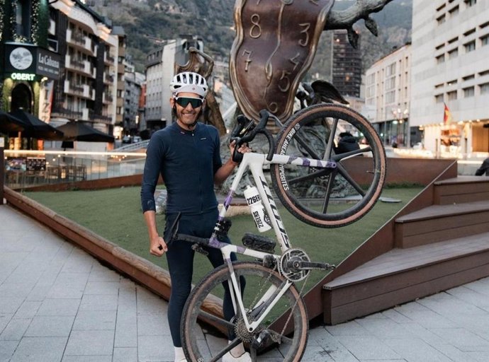 El exciclista Miguel Silvestre posa junto a su bicicleta.