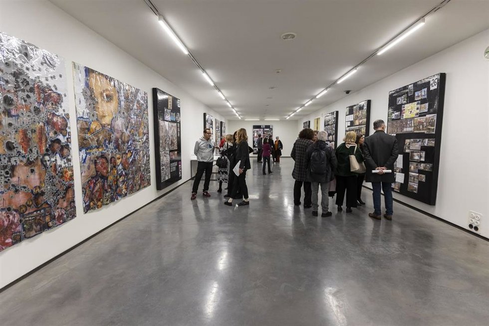 Público visitanto la exposición 'My Atlas # Our Altlas',  en el Museo Helga de Alvear de Cáceres