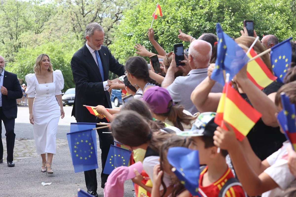 Cientos de vecinos y escolares reciben a Felipe VI a su llegada al Monasterio de Yuste con gritos de  Viva el Rey 