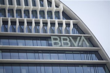 Archivo - Logo de BBVA en 'La Vela', sede del banco en Madrid.