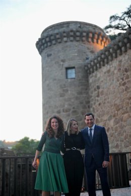 Kata Tütto, María Guardiola y Juanma Moreno, ayer domingo en Yuste (Cáceres)