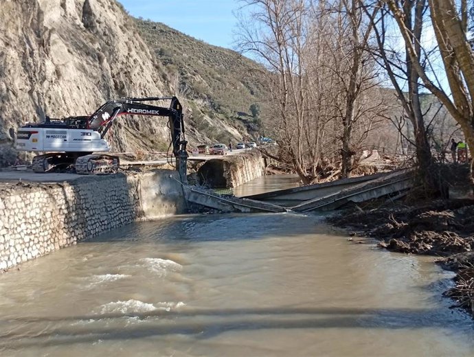 Archivo - Tareas de demolición del puente de Aguas Blancas, en Dúdar, a finales de febrero.