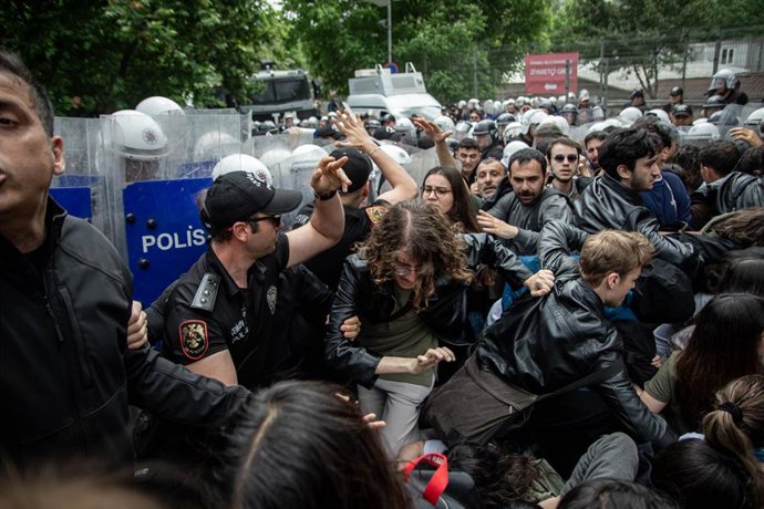 Estudiantes, sindicatos y grupos de la sociedad civil se enfrentaron a la policía antidisturbios en el tercer día tras el supuesto cierre de la Universidad Bilgi de Estambul por un decreto presidencial.