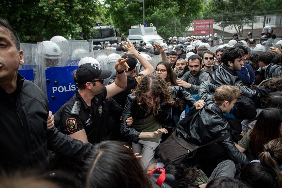 Estudiantes, sindicatos y grupos de la sociedad civil se enfrentaron a la policía antidisturbios en el tercer día tras el supuesto cierre de la Universidad Bilgi de Estambul por un decreto presidencial.