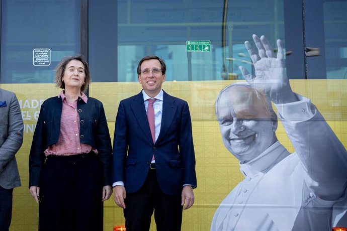 El alcalde de Madrid, José Luis Martínez-Almeida, presenta la imagen institucional que lucirá la capital durante la próxima visita oficial del papa León XIV, a 19 de mayo de 2026, en Madrid (España).