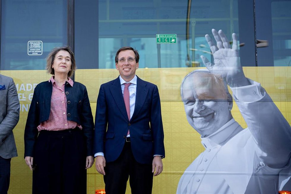 El alcalde de Madrid, José Luis Martínez-Almeida, presenta la imagen institucional que lucirá la capital durante la próxima visita oficial del papa León XIV, a 19 de mayo de 2026, en Madrid (España).