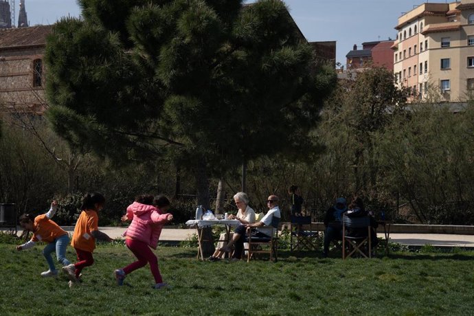 Archivo - Varios niños juegan en el parque de Les Glòries en Barcelona