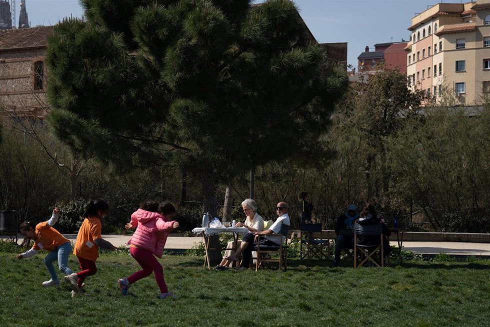 Archivo - Varios niños juegan en el parque de Les Glòries en Barcelona