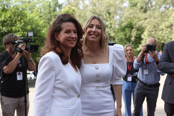 La presidenta de la Junta de Extremadura, María Guardiola, a su llegada a la entrega el XIX Premio Europeo Carlos V al Comité Europeo de las Regiones, en el Monasterio de San Jerónimo de Yuste, a 25 de mayo de 2026, en Cuacos de Yuste, Cáceres, Extremadur