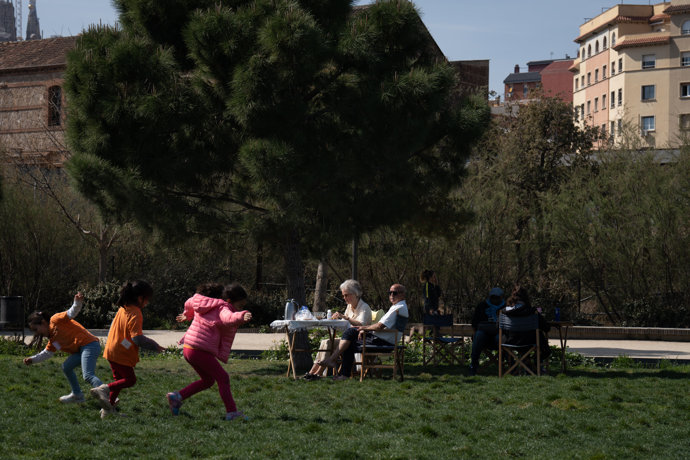 Archivo - Arxiu - Varis nens juguen al parc dels Glòries a Barcelona