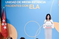 La izquierda acusa a la Comunidad de introducir un copago a ayudas a enfermos de ELA al rebajar su cuantía un 40%
