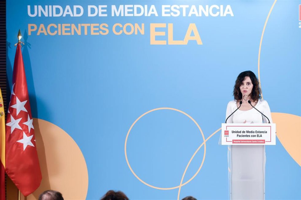 Archivo - La presidenta de la Comunidad de Madrid, Isabel Díaz Ayuso, durante una visita a la nueva Unidad de media estancia del Hospital público Universitario Santa Cristina, a 4 de noviembre de 2025, en Madrid (España). Esta nueva unidad se ha creado pa