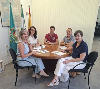 Diputación y el Colegio de Farmacéuticos colaboran para combatir la soledad no deseada en mayores.