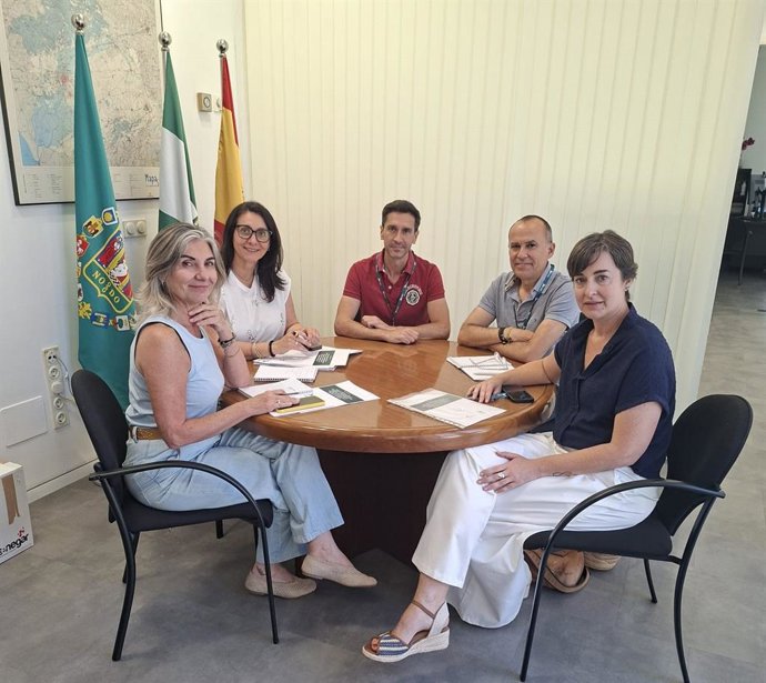 Diputación y el Colegio de Farmacéuticos colaboran para combatir la soledad no deseada en mayores.