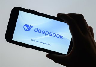 Archivo - Logotipo de Deepseek en una pantalla de móvil