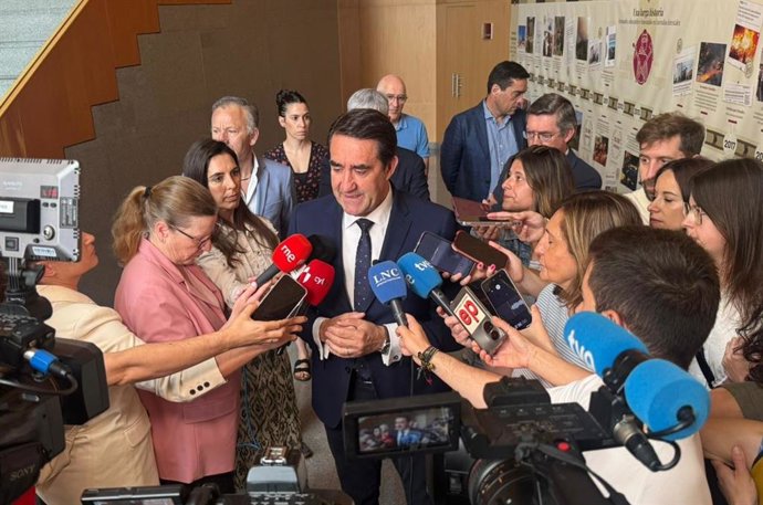 El consejero en funciones de Medio Ambiente, Vivienda y Ordenación del Territorio, Juan Carlos Suárez-Quiñones, en el Centro para la Defensa contra el Fuego de la capital leonesa.