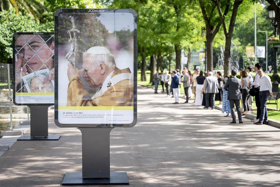 El alcalde de Madrid, José Luis Martínez-Almeida, durante el acto oficial de inauguración de la muestra al aire libre instalada en el paseo de Recoletos