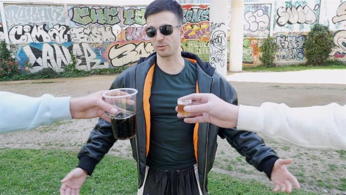 La Asociación DUAL dispone una campaña para animar a jóvenes a rechazar la presión grupal frente al consumo de alcohol
