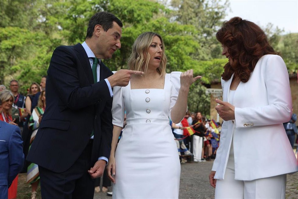 La presidenta de la Junta de Extremadura, María Guardiola, el presidente en funciones de la Junta de Andalucía, Juanma Moreno, y la concejala de Budapest Kata Tütto, a su llegada a la entrega el XIX Premio Europeo Carlos V al Comité Europeo de las Regione
