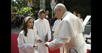 El Papa aboga en su encíclica por establecer límites de edad para el acceso de menores a móviles y redes sociales